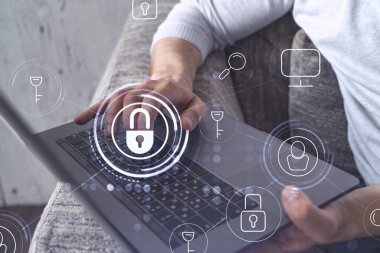 Bir programcı bir siber güvenliği bilgisayar korsanlarından korumak ve müşterilerin gizli bilgilerini kaydetmek için klavyeye kod yazıyor. Yazan ellerin üzerine asma kilit hologramı simgeleri.