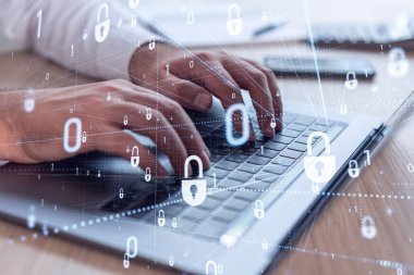 Bir programcı, bir siber güvenliği korsan saldırılarından korumak ve müşterilerin gizli verilerini kurtarmak için bilgisayarda kod yazıyor. Hologram simgelerini daktilo eden ellerin üzerine kilitle. Resmi giysi.