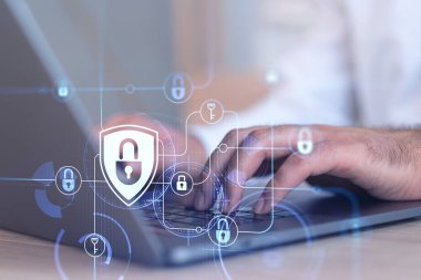 Bir programcı, bir siber güvenliği korsan saldırılarından korumak ve müşterilerin gizli verilerini kurtarmak için bilgisayarda kod yazıyor. Hologram simgelerini daktilo eden ellerin üzerine kilitle. Resmi giysi.