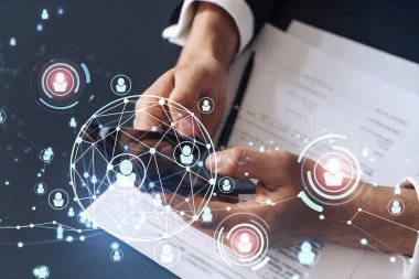 Potansiyel bir çalışan, kariyerini ilerletmek ve kişisel gelişimde yeni fırsatlar elde etmek için sözleşmeyi okurken resmi olarak giyiniyor. Akıllı telefondan anlaşmanın detaylarını kontrol ediyorum. Sosyal medya hologram simgeleri