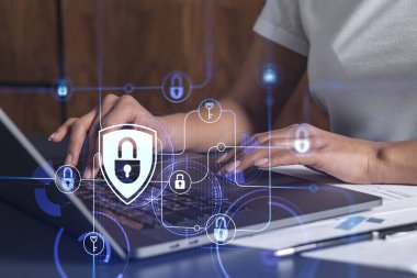 Bir kadın programcı bilgisayar üzerinden bir siber güvenliği korsan saldırılarından korumak ve müşterilerin gizli bilgilerini kaydetmek için kod yazıyor. Hologram simgelerini daktilo eden ellerin üzerine kilitle. Günlük kıyafet..