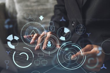 Dünyayı değiştirecek ve tamamen yeni bir hizmet sunacak yenilikçi bir yazılım yaratmak için klavyeyi yazan kadın. Yakın çekim. Hologram teknik grafikleri. Dev takım kavramı. Resmi giysi.