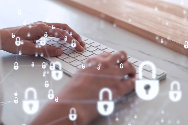 Egy női programozó gépel egy kódot a számítógépen, hogy megvédje a kiberbiztonságot a hacker támadásoktól, és bizalmas adatokat mentsen meg az ügyfelektől. Lakat Hologram ikonok a gépelő kezek felett. Alkalmi viselet. — Stock Fotó