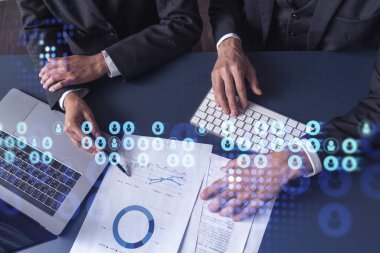İki İK uzmanı, uluslararası danışmanlık şirketindeki stajyerlik programını geliştirmek için mezunlar pazarını inceliyor. Yeni yetenekli memurlar işe almak. Sosyal medya hologram simgeleri.