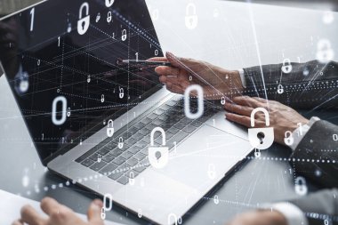 Bilgisayar kullanarak uluslararası şirketin siber güvenliğini sağlamak için projede çalışan iki iş adamı. Asma kilit hologram simgeleri. Takım çalışması konsepti.