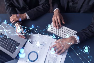 İki İK uzmanı, uluslararası danışmanlık şirketindeki stajyerlik programını geliştirmek için mezunlar pazarını inceliyor. Yeni yetenekli memurlar işe almak. Sosyal medya hologram simgeleri.