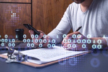 Potansiyel bir çalışan kariyerini yükseltmek ve kişisel gelişim için yeni fırsatlar elde etmek için sözleşmeyi imzalıyor. Başarı kavramı. Akıllı telefondaki anlaşmanın detaylarını kontrol ediyorum. Sosyal medya simgeleri