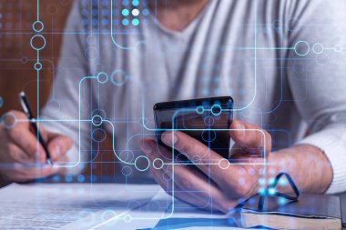 Bir müşteri, konferansı başlatacak ve yenilikçi hizmetler için yatırım sağlayacak bir yazılım yaratmak için sözleşme imzalıyor. Akıllı telefondan detayları kontrol ediyorum. Hologram teknisyen grafikleri.
