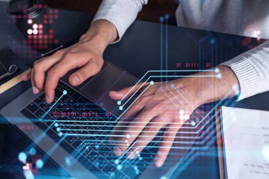 Eller klavyeyi yazarak dünyayı değiştirecek yenilikçi bir yazılım yaratıyor ve tamamen yeni bir hizmet sağlıyor. Yakın çekim. Hologram teknik grafikleri. Dev takım kavramı.