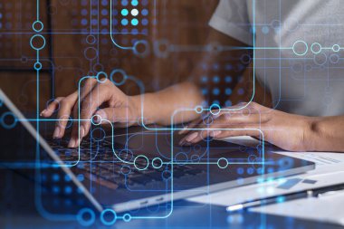 Dünyayı değiştirecek ve tamamen yeni bir hizmet sağlayacak yenilikçi bir yazılım yaratmak için klavyeyi yazan kadın elleri. Yakın çekim. Hologram teknik grafikleri. Dev takım kavramı. Günlük kıyafet..