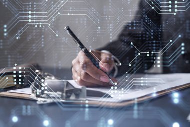 Afrikalı Amerikalı iş kadını yeni bir yazılım yaratmak için sözleşme imzalıyor. Konferans başlatmak ve ürün yaratmak için yatırım yapmak için. Masanın üzerinde teknolojik grafik.