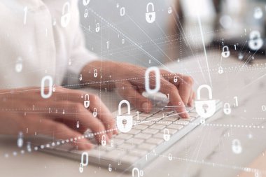 Bir kadın programcı bilgisayar üzerinden bir siber güvenliği korsan saldırılarından korumak ve müşterilerin gizli bilgilerini kaydetmek için kod yazıyor. Hologram simgelerini daktilo eden ellerin üzerine kilitle. Resmi giysi.