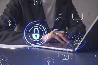 Bir kadın programcı bilgisayar üzerinden bir siber güvenliği korsan saldırılarından korumak ve müşterilerin gizli bilgilerini kaydetmek için kod yazıyor. Hologram simgelerini daktilo eden ellerin üzerine kilitle. Resmi giysi.