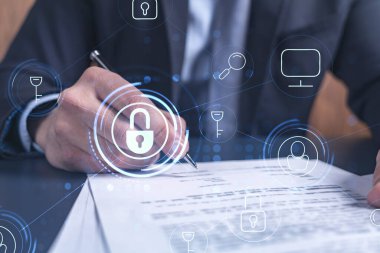 Resmi olarak bir işadamı siber güvenlikte risk olasılığını önlemek için sözleşmeyi imzalıyor. Çalışma masasının üzerine asma kilit hologramı simgeleri.