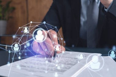 Kariyerini ilerletmek ve kişisel gelişiminde yeni fırsatlar elde etmek için sözleşme imzalayan resmi takım elbiseli potansiyel bir çalışan. Başarı kavramı. Yeni yetenekli bir ekip işe almak. Sosyal medya hologram simgeleri