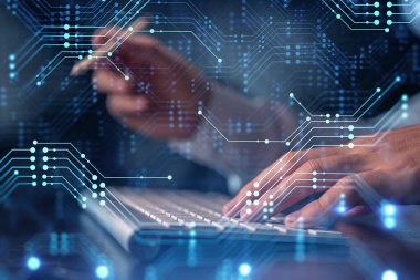 Eller klavyeyi yazarak dünyayı değiştirecek yenilikçi bir yazılım yaratıyor ve tamamen yeni bir hizmet sağlıyor. Yakın çekim. Hologram teknik grafikleri. Dev takım kavramı. Resmi giysi.