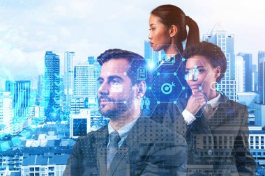 Bir grup iş arkadaşı araştırma ve geliştirme departmanındaki problemleri çözmek için yeni teknik yaklaşımlar bulmaya çalışıyor. Kuala Lumpur arkaplanı üzerinde Fintech hologram simgeleri.