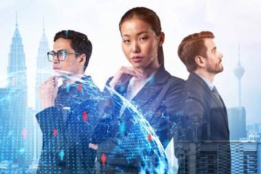 İş amaçlarına ulaşmak için sosyal medya pazarlama stratejisi üzerinde çalışan bir grup SMM uzmanı. Kuala Lumpur arkaplanı üzerinde hologram simgeleri.