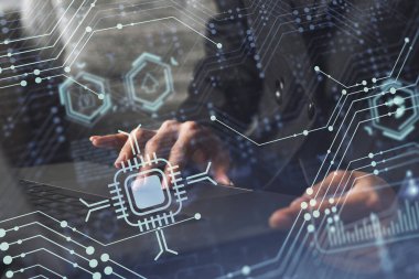 Dünyayı değiştirecek ve tamamen yeni bir hizmet sunacak yenilikçi bir yazılım yaratmak için klavyeyi yazan kadın. Yakın çekim. Hologram teknik grafikleri. Dev takım kavramı. Resmi giysi.
