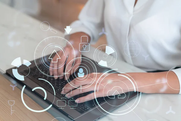 Femme tapant le clavier pour créer un logiciel innovant pour changer le monde et fournir un service complètement nouveau. Gros plan. Graphiques techniques d'hologramme. Concept de l'équipe Dev. Usure formelle. — Photo