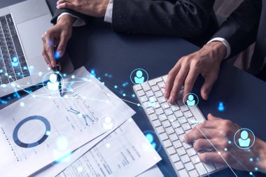 İki İK uzmanı, uluslararası danışmanlık şirketindeki stajyerlik programını geliştirmek için mezunlar pazarını inceliyor. Yeni yetenekli memurlar işe almak. Sosyal medya hologram simgeleri.