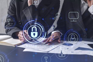 Uluslararası şirketin siber güvenliğini korumak için projede çalışan iki iş kadını. Belgelerle birlikte masadaki Hologram simgelerini kilitle.