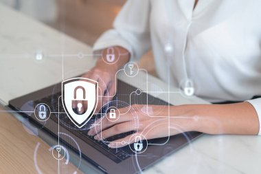 Bir kadın programcı bilgisayar üzerinden bir siber güvenliği korsan saldırılarından korumak ve müşterilerin gizli bilgilerini kaydetmek için kod yazıyor. Hologram simgelerini daktilo eden ellerin üzerine kilitle. Resmi giysi.