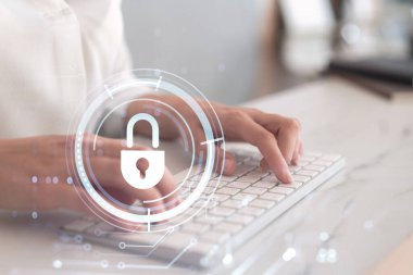 Bir kadın programcı bilgisayar üzerinden bir siber güvenliği korsan saldırılarından korumak ve müşterilerin gizli bilgilerini kaydetmek için kod yazıyor. Hologram simgelerini daktilo eden ellerin üzerine kilitle. Resmi giysi.