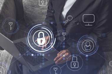 Bir kadın programcı bilgisayar üzerinden bir siber güvenliği korsan saldırılarından korumak ve müşterilerin gizli bilgilerini kaydetmek için kod yazıyor. Hologram simgelerini daktilo eden ellerin üzerine kilitle. Resmi giysi.