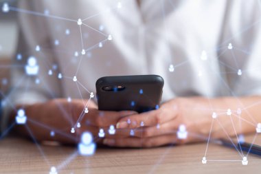 Uluslararası takımı işe alacak en iyi adayları bulmak için insan kaynakları uzmanı internette sosyal ağları tarıyor. Başarı kavramı. Ortam hologramı simgeleri.