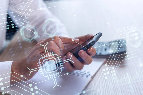 Programcı elinde akıllı bir telefon tutuyor ve tamamen yeni bir hizmet sunmak için yenilikçi bir uygulamayı test ediyor. Yakın çekim. Hologram teknik grafikleri. Dev takım kavramı. Resmi giysi.