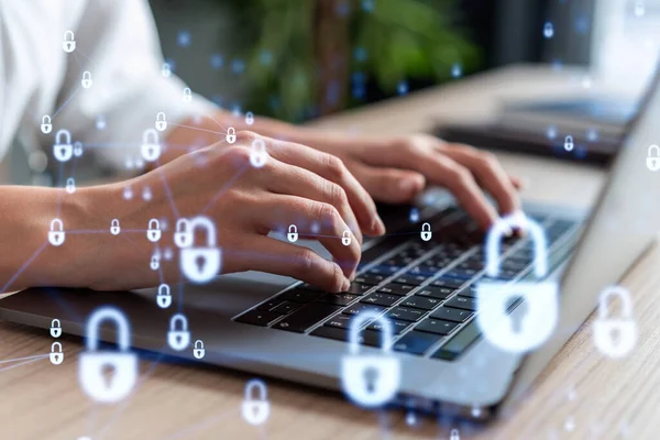 Uma mulher programadora está digitando um código no computador para proteger uma segurança cibernética de ataques de hackers e salvar dados confidenciais dos clientes. Ícones de holograma de cadeado sobre as mãos de digitação. Desgaste formal. — Fotografia de Stock