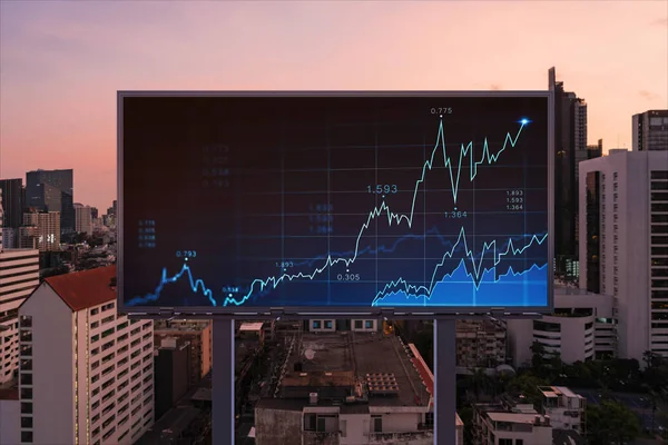 ビルボード上のFOREXグラフホログラム、バンコクの空の夜のパノラマの街並み。東南アジアの株式市場研究者のための開発された場所。基本的な分析の概念 — ストック写真