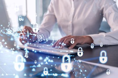 Bir kadın programcı bilgisayar üzerinden bir siber güvenliği korsan saldırılarından korumak ve müşterilerin gizli bilgilerini kaydetmek için kod yazıyor. Hologram simgelerini daktilo eden ellerin üzerine kilitle. Resmi giysi.