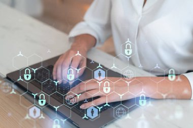 Bir kadın programcı bilgisayar üzerinden bir siber güvenliği korsan saldırılarından korumak ve müşterilerin gizli bilgilerini kaydetmek için kod yazıyor. Hologram simgelerini daktilo eden ellerin üzerine kilitle. Resmi giysi.