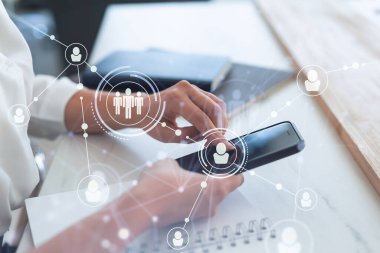 Uluslararası takımı işe alacak en iyi adayları bulmak için insan kaynakları uzmanı internette sosyal ağları tarıyor. Başarı kavramı. Ortam hologramı simgeleri.