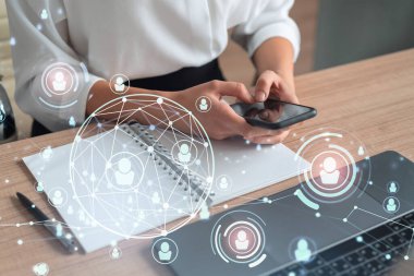 Uluslararası takımı işe alacak en iyi adayları bulmak için insan kaynakları uzmanı internette sosyal ağları tarıyor. Başarı kavramı. Ortam hologramı simgeleri.