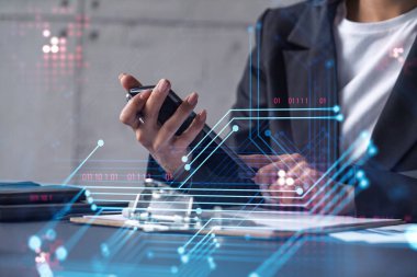 İş kadını resmi olarak, sözleşmeyi imzalamak için telefonu kontrol ederek konferansta sunacak ve yenilikçi hizmetler için yatırım sağlayacak bir yazılım yaratıyor. Hologram teknisyen grafikleri.