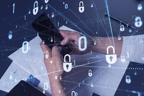 Programátor procházení Internetu v chytrém telefonu chránit kybernetické zabezpečení před útoky hackerů a uložit klientům důvěrná data. Padlock Hologram ikony přes psací ruce. — Stock fotografie