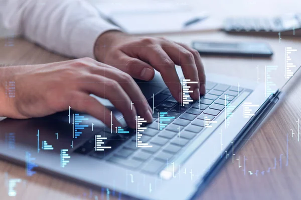 Manos escribiendo el teclado para investigar el mercado de valores para proceder a soluciones de inversión correctas. Concepto de comercio por Internet y gestión patrimonial. Ropa formal. Holograma gráfico de la divisa sobre plano de cerca. —  Fotos de Stock