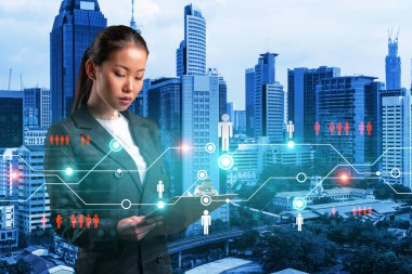 Uluslararası şirketteki çekici Asyalı İK müdürü yüksek nitelikli uzmanlar toplamak için iş toplantıları planlamak üzere kişisel organizatörleri araştırıyor. Kuala Lumpur sosyal medya simgeleri.