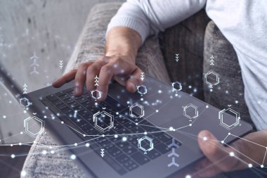 Eller klavyeyi yazarak dünyayı değiştirecek yenilikçi bir yazılım yaratıyor ve tamamen yeni bir hizmet sağlıyor. Yakın çekim. Hologram teknik grafikleri. Dev takım kavramı.