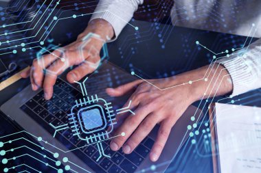 Eller klavyeyi yazarak dünyayı değiştirecek yenilikçi bir yazılım yaratıyor ve tamamen yeni bir hizmet sağlıyor. Yakın çekim. Hologram teknik grafikleri. Dev takım kavramı.