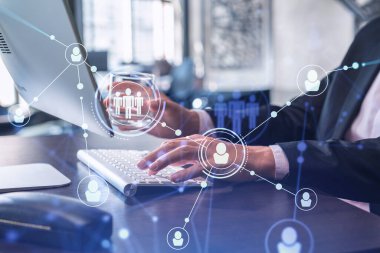 İnsan kaynakları uzmanının elleri, işe alım sürecinde uluslararası ağ oluşturacak en iyi adayları bulmak için internette klavyeyi yazıyor. Resmi kıyafet. Sosyal medya hologram simgeleri.