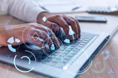 Eller klavyeyi yazarak dünyayı değiştirecek yenilikçi bir yazılım yaratıyor ve tamamen yeni bir hizmet sağlıyor. Yakın çekim. Hologram teknik grafikleri. Dev takım kavramı. Resmi giysi.