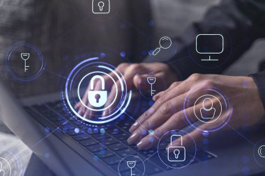 Bir kadın programcı bilgisayar üzerinden bir siber güvenliği korsan saldırılarından korumak ve müşterilerin gizli bilgilerini kaydetmek için kod yazıyor. Hologram simgelerini daktilo eden ellerin üzerine kilitle. Resmi giysi.