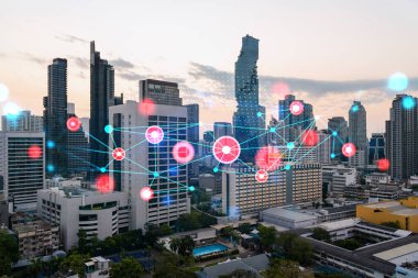 Soyut teknolojinin parlayan simgelerinin hologramı, günbatımında Bangkok 'un panoramik şehir manzarası, Asya. Dünyalar konsepti teknolojik değişiklikler. Çift pozlama.