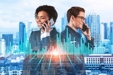 Çok uluslu takım işleme konferansındaki iki meslektaşım sermaye piyasası davranışını tahmin etmek için aradı. Ticaret stratejisi kavramı. Eski çizelge. Kuala Lumpur. Çift pozlama.