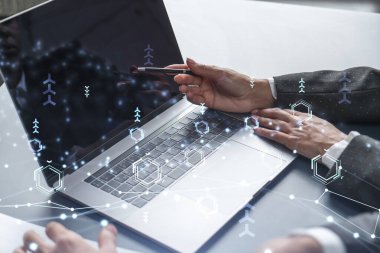 İki bilişim teknolojisi uzmanı iş hizmetlerini geliştirmek için yazılım geliştirmek üzere yeni bir yaklaşım geliştirme projesi üzerinde çalışıyor. Bilgisayarla çalışıyorum. Teknik hologram simgeleri.