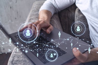 İnsan kaynakları uzmanının elleri, işe alım sürecinde uluslararası ağ oluşturacak en iyi adayları bulmak için internette klavyeyi yazıyor. Başarı kavramı. Sosyal medya hologram simgeleri.